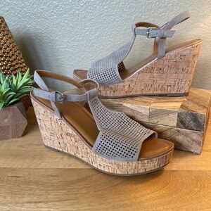 𝅺franco Sarto Clinton2 Wedge Sandals Taupe Open Toe Perforated SZ 10
